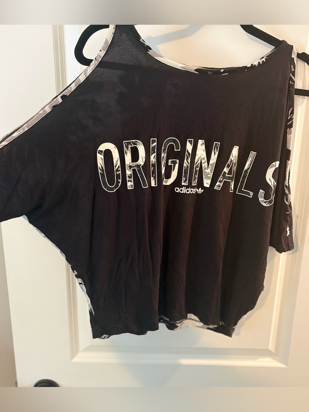 adidas Black 'ORIGINALS' Graphic Cold-Shoulder batwing Top
